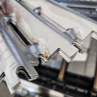 Olejové zbytky z výrobního procesu na nerezových krytech hořáků