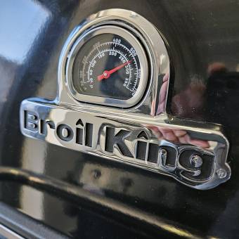 Detail teploměru ve víku grilu s teplotou ve °C a °F