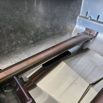 Detail hořáku vykazujícího známky krátkého testu hoření ve výrobě